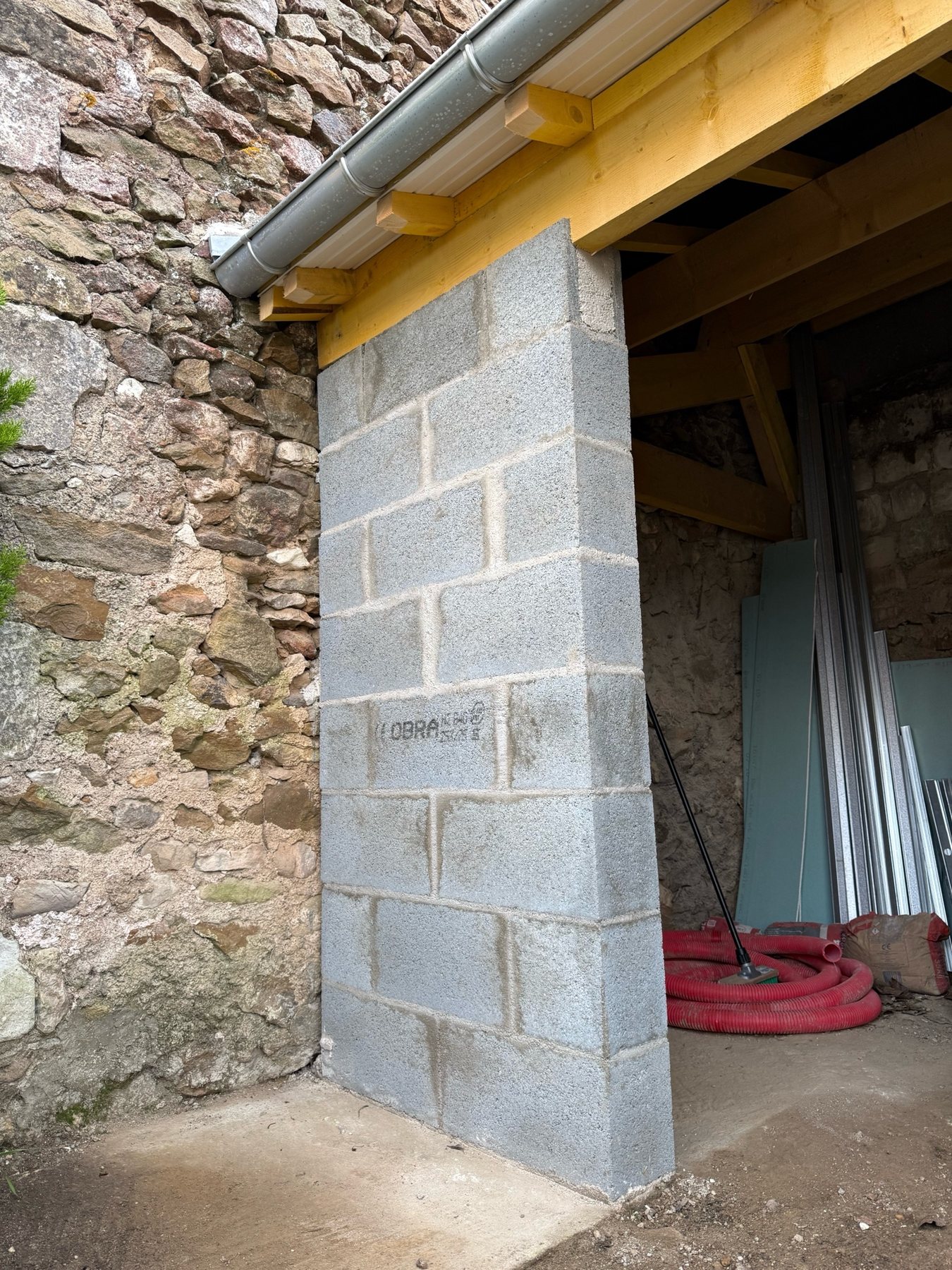 Pilier extérieur en parpaings avant finition décorative