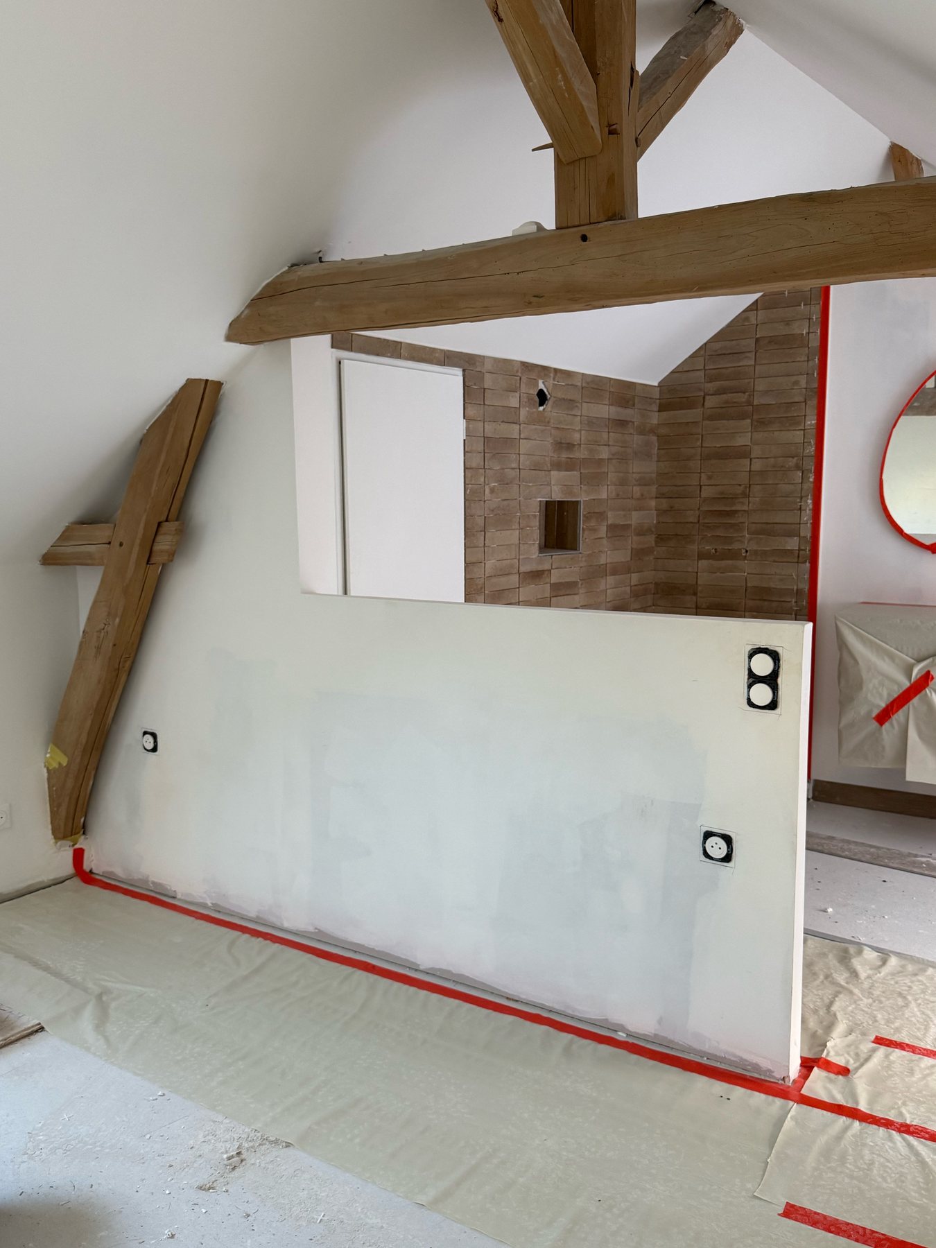 État initial d'un espace intérieur sous charpente avant décor sculpté