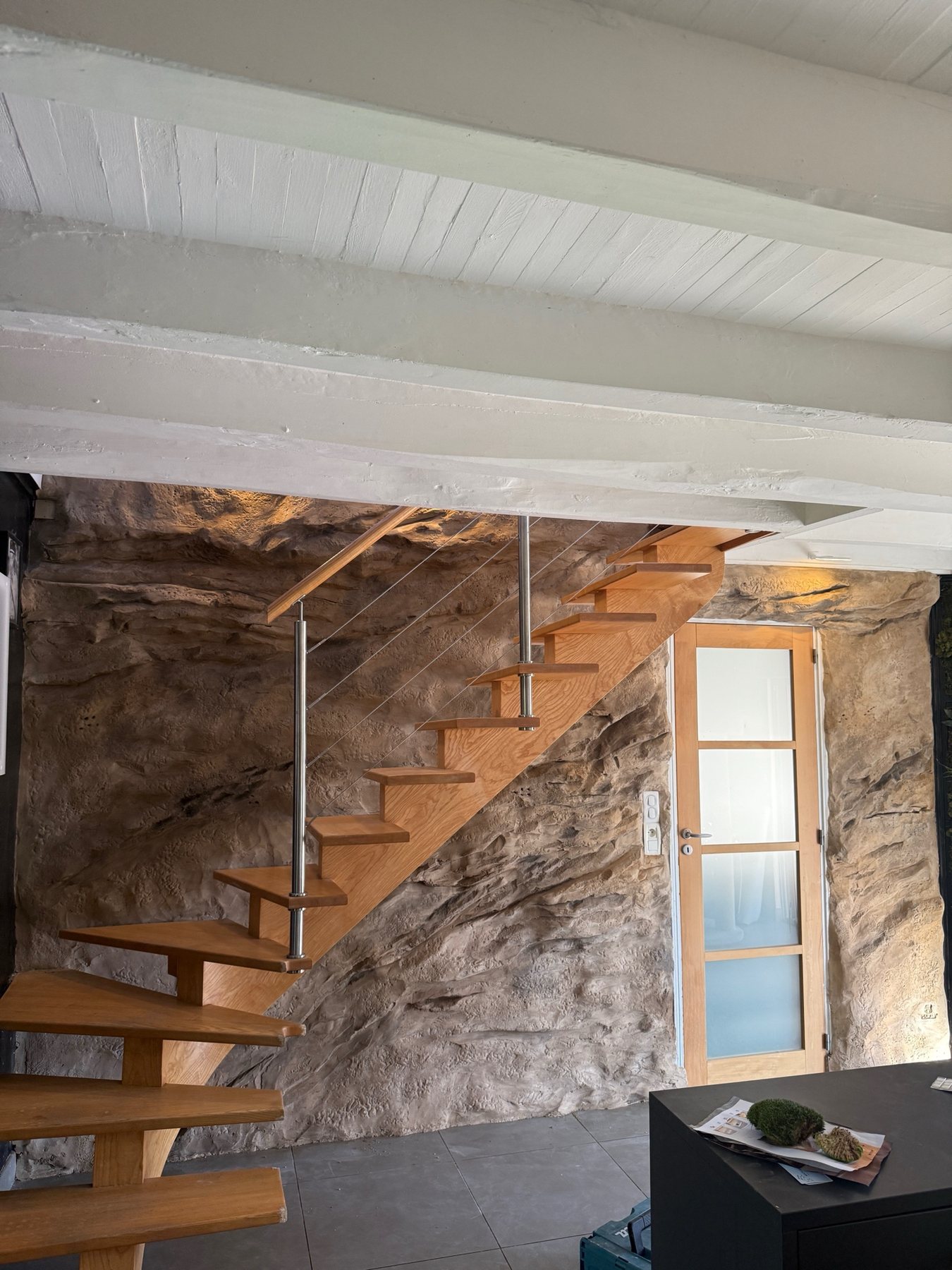 Réalisation intérieure IMULTEZA : décor rocheux sculpté dans un espace sous escalier