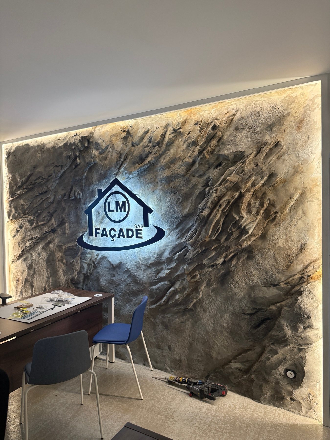 Réalisation IMULTEZA : décor mural sculpté avec emblème en relief